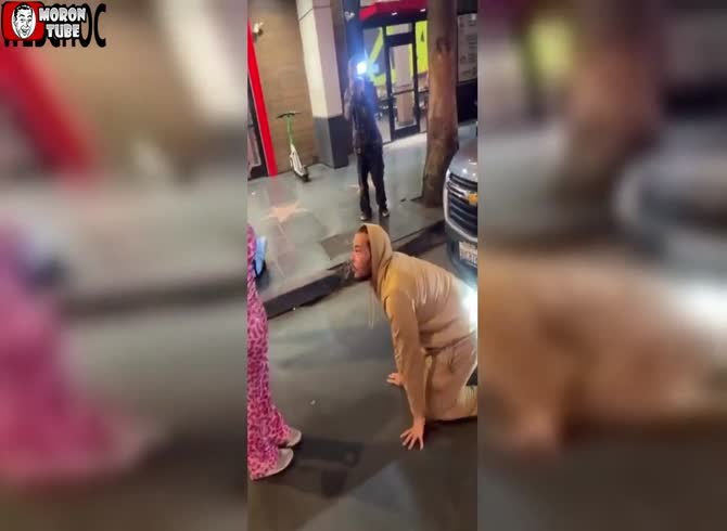 Video :When a man plays with a dog, his girlfriend spit on him